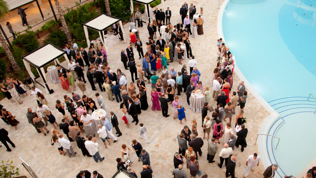 Gente en evento en la terraza del Protur Biomar Sensatori Resort