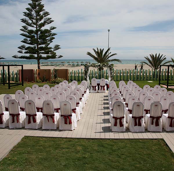 Espacio exterior con sillas dispuestas para evento en el Protur Roquetas Hotel & Spa