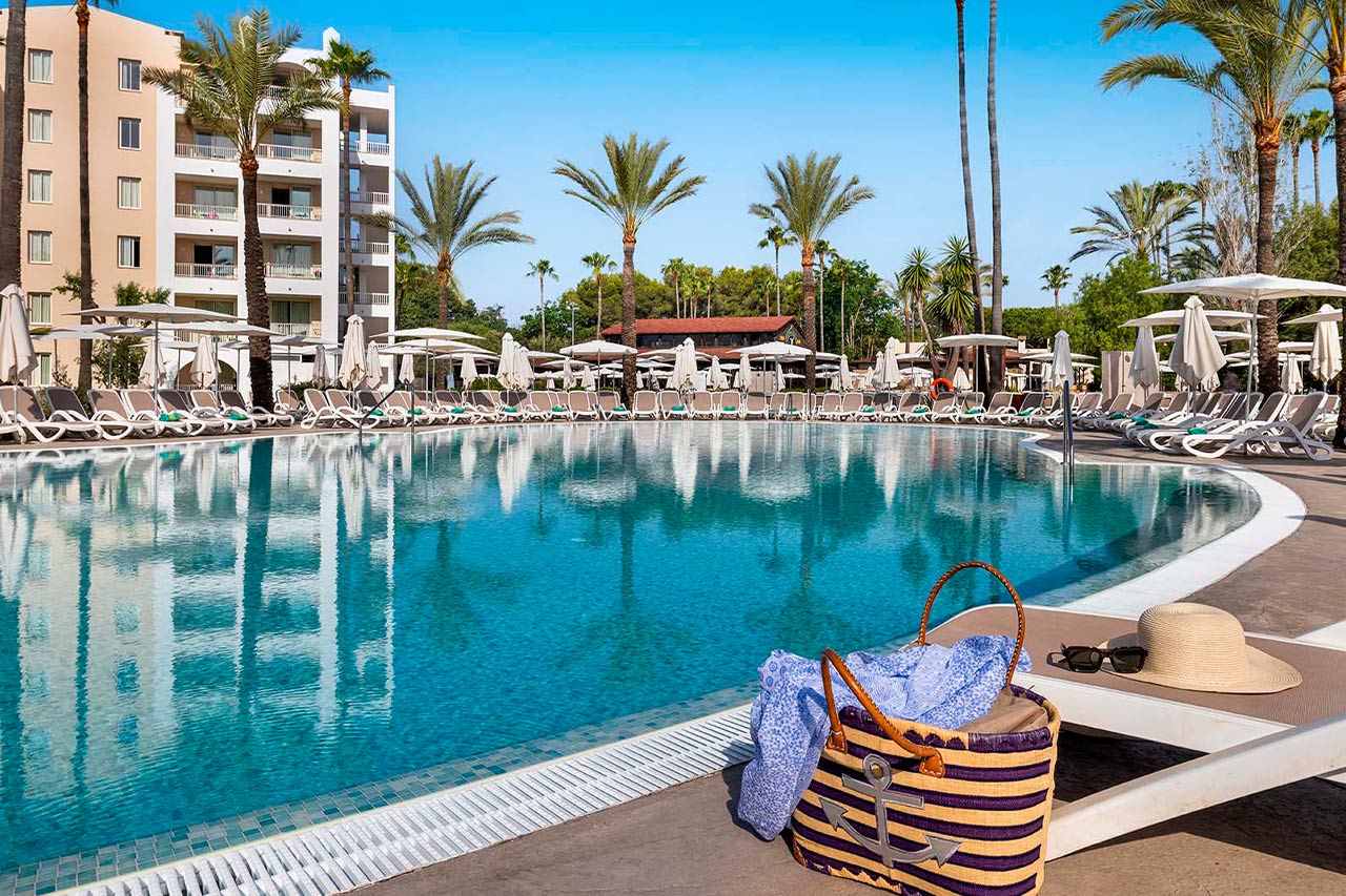 Piscina exterior del Protur Safari Park Aparthotel en Sa Coma, Mallorca