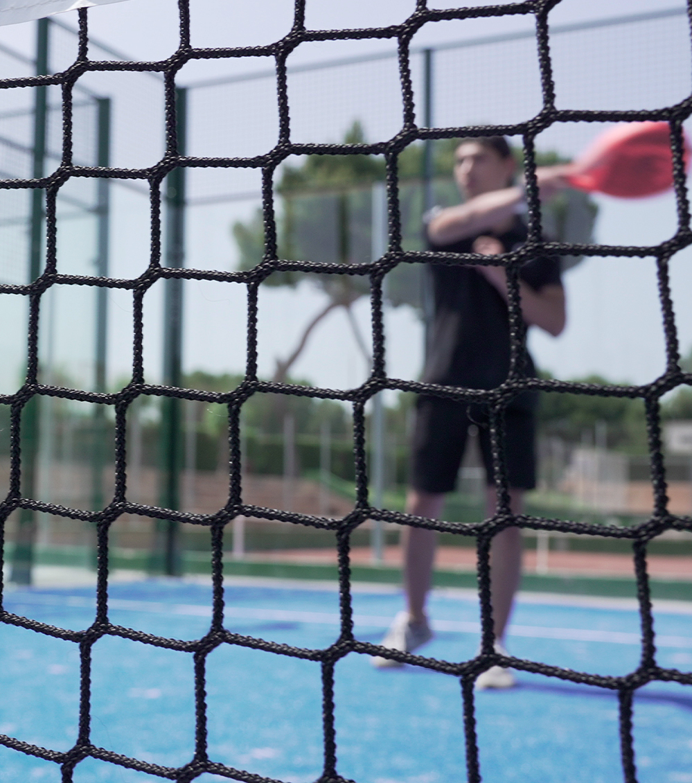 Pista de pádel en Sa Coma, ideal para actividades de grupo y eventos deportivos organizados por Protur Hotels