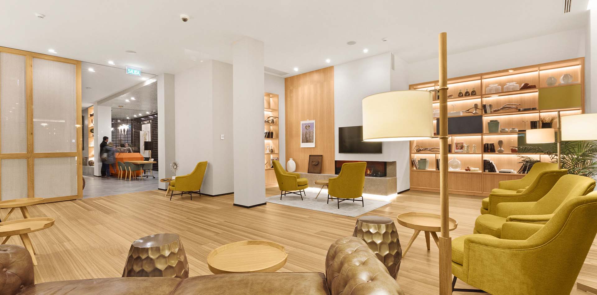 Zona de biblioteca y descanso en el hall del Protur Naisa Palma Hotel en Palma de Mallorca