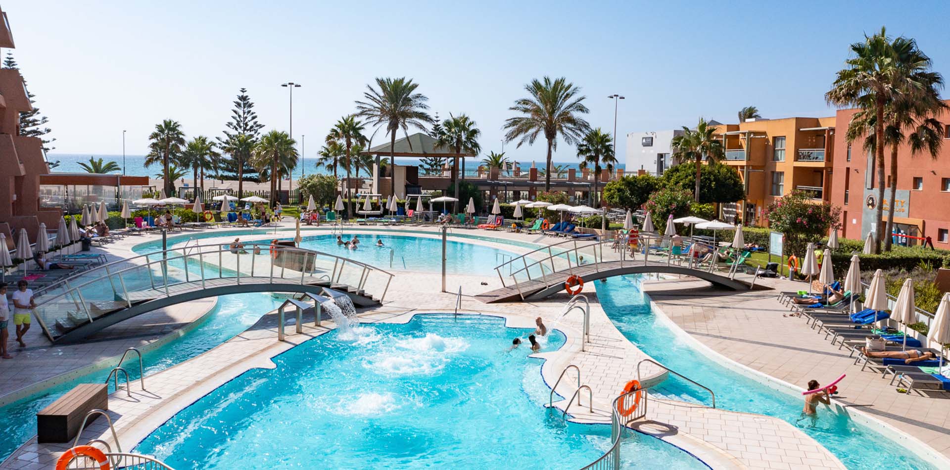 Piscina exterior del Protur Roquetas Hotel & Spa en Roquetas de Mar, Almería