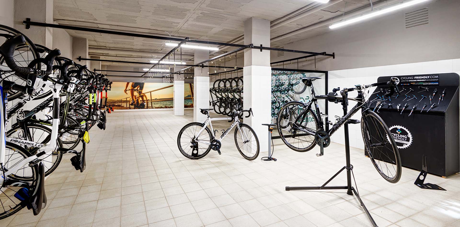 Garaje para bicicletas en el Protur Sa Coma Playa Hotel & Spa, ideal para ciclistas y grupos deportivos