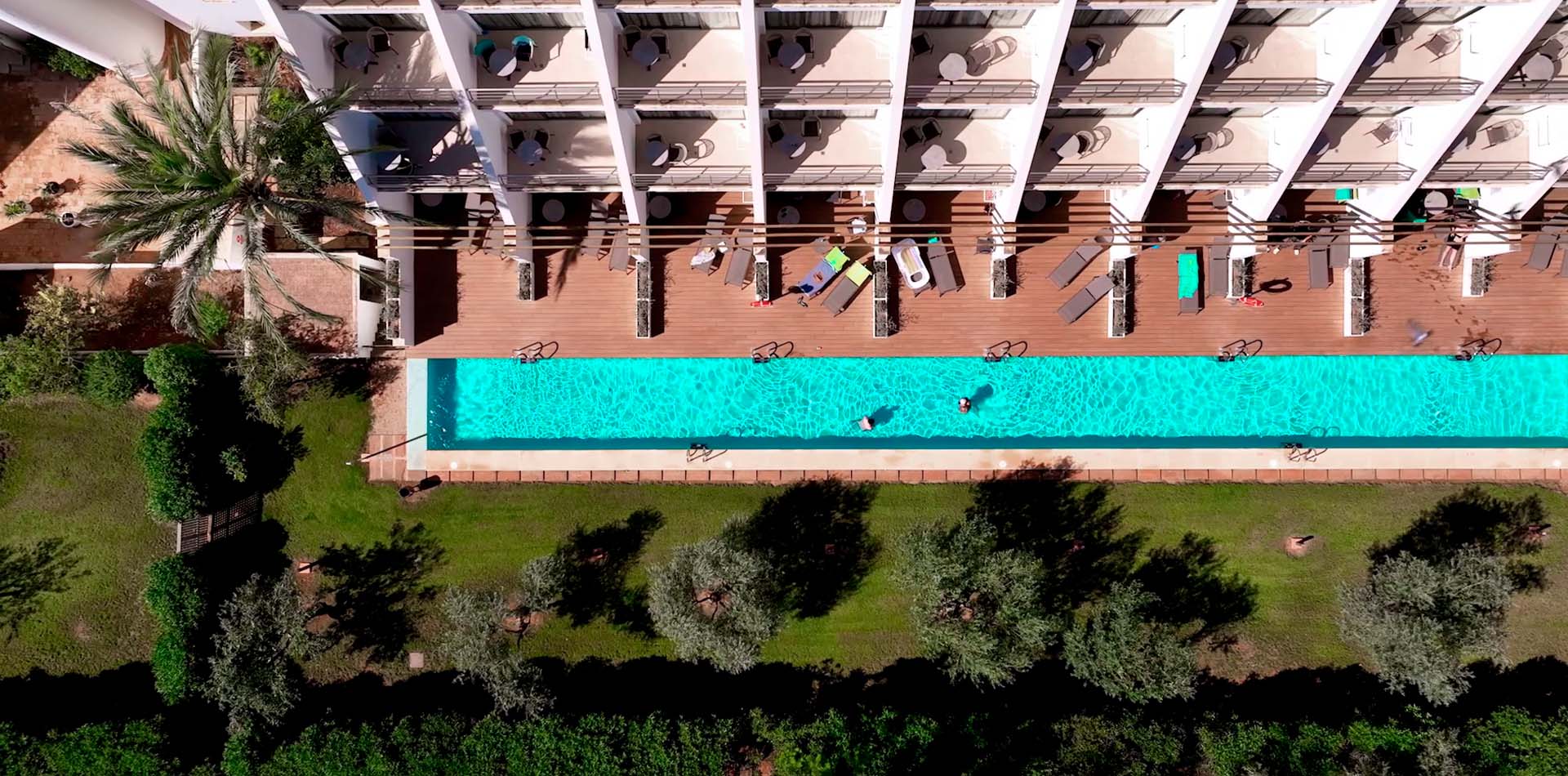 Vista aérea de las habitaciones Swim Up del Protur Sa Coma Playa Hotel & Spa en Mallorca