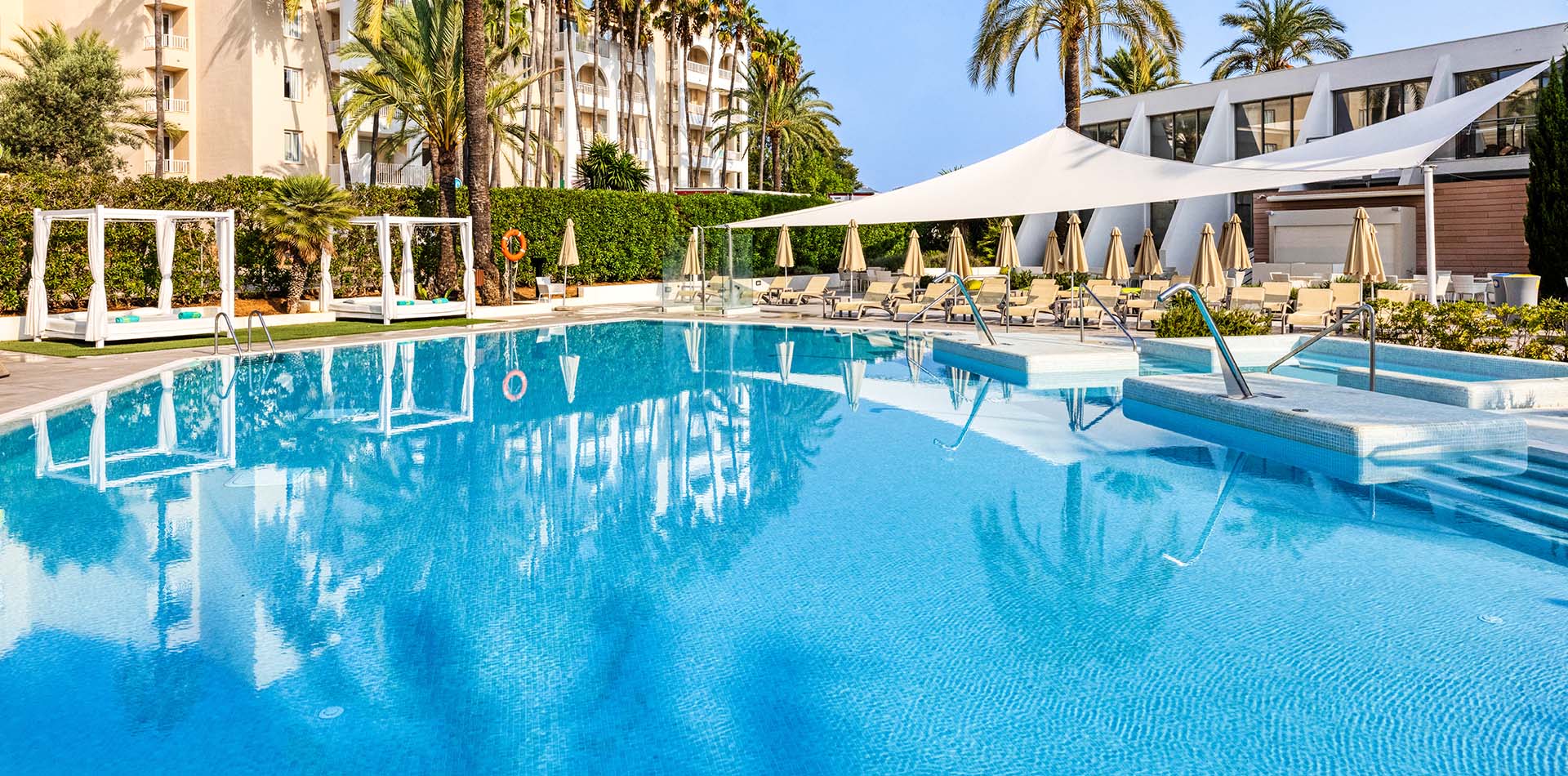 Zona de piscina solo adultos en Protur Sa Coma Playa Hotel & Spa, apta para eventos al aire libre