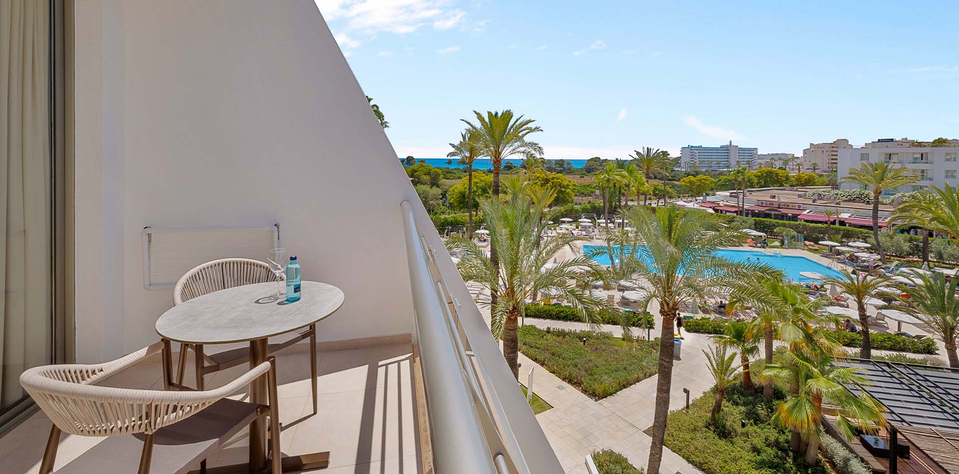 Vista desde habitación del Protur Sa Coma Playa Hotel & Spa con piscina y la playa de Sa Coma al fondo