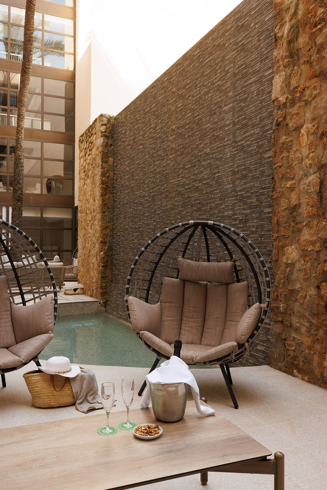 Detalle con mesa, copas y botella de champagne en zona de relax del Protur Safari Park Aparthotel, Sa Coma